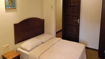 Deluxe Triple Room | Meja, Wi-fi percuma, cadar katil
