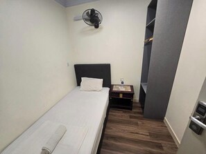 单人房 | 办公桌、免费 WiFi、床单