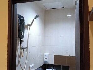 标准房, 无窗 | 浴室 | 淋浴设施、大花洒淋浴喷头、免费洗浴用品、毛巾