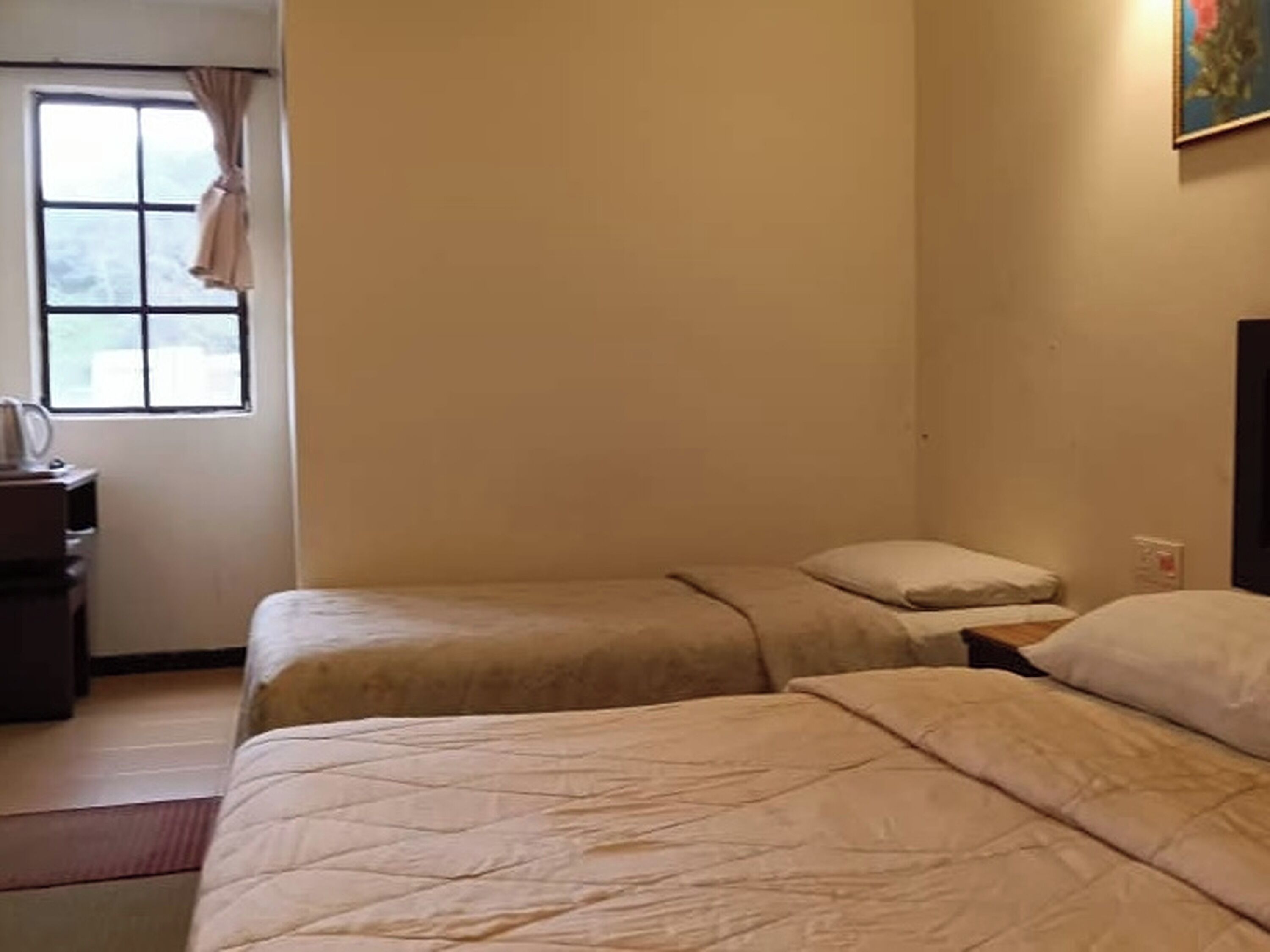 华丽三人房 | 办公桌、熨斗/熨衣板