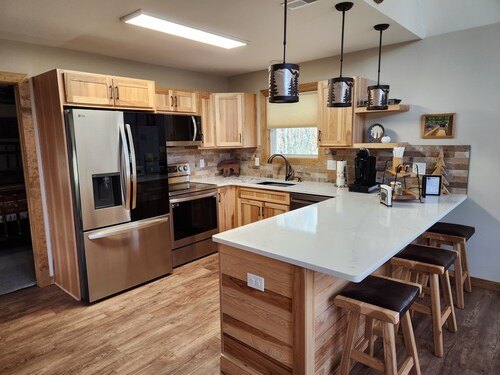 OUTSTANDING COUPLES RETREAT IN EXCLUSIVE LAKE COMMUNITY- HIKING, RAFTING, SKIING