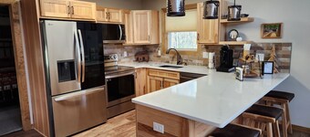 OUTSTANDING COUPLES RETREAT IN EXCLUSIVE LAKE COMMUNITY- HIKING, RAFTING, SKIING