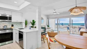 Frigorífico, microondas, horno y placa de cocina