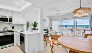 ثلاجة، ميكروويف، فرن، موقد طهي مسطح