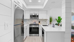 ثلاجة، ميكروويف، فرن، موقد طهي مسطح