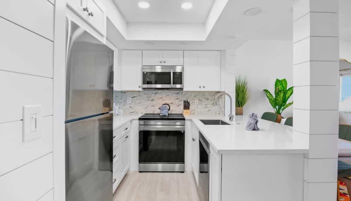 Een koelkast, een magnetron, een oven, een kookplaat