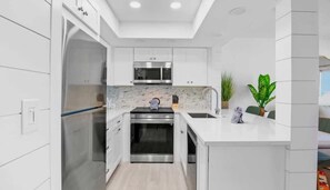 Frigorífico, microondas, horno y placa de cocina