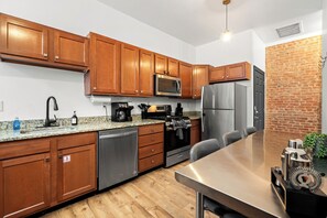 Kjøleskap, mikrobølgeovn, ovn og kokeplater