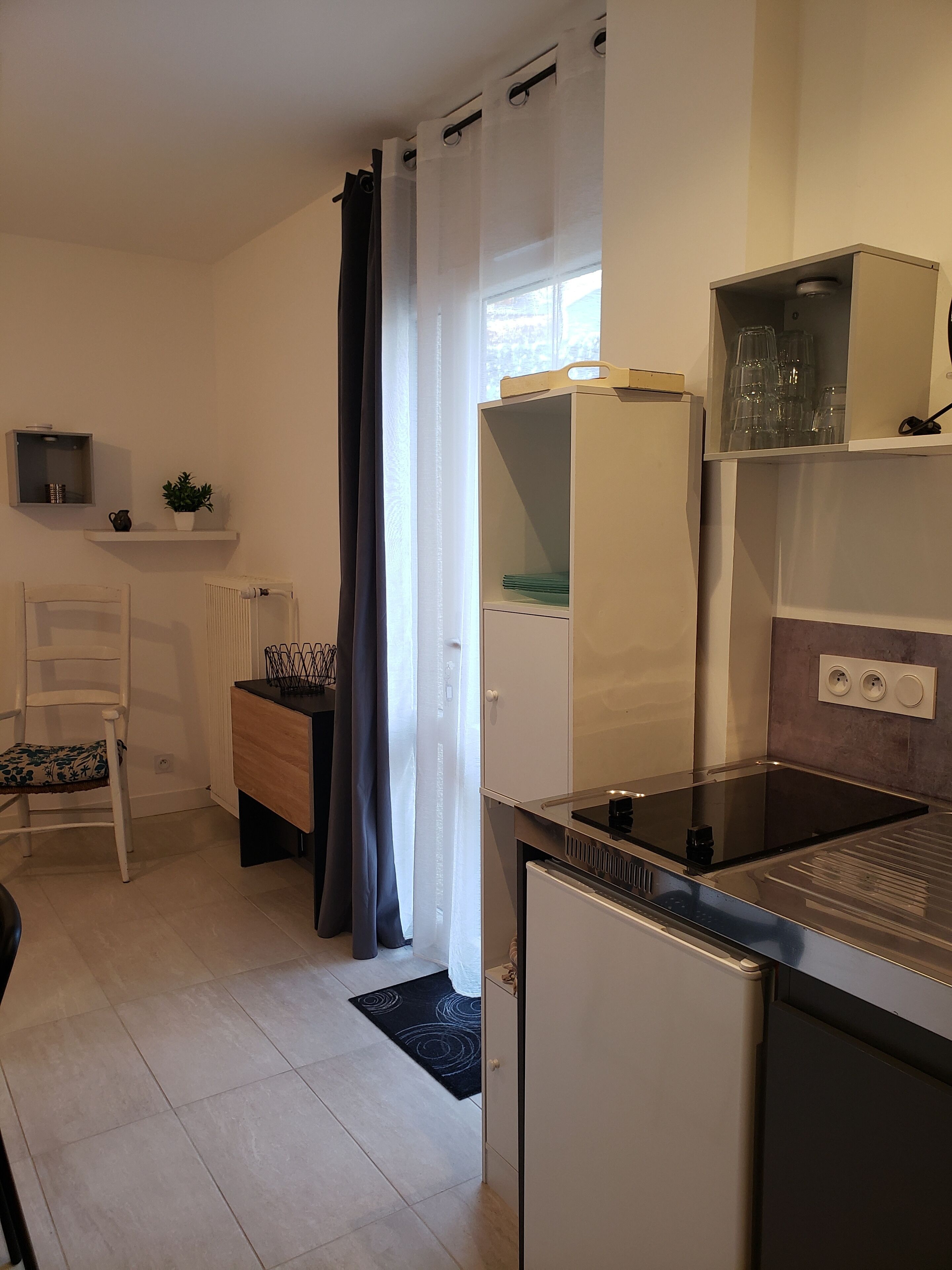 Fridge, stovetop, coffee/tea maker, electric kettle