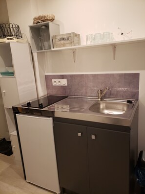 Fridge, stovetop, coffee/tea maker, electric kettle