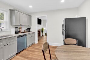 Mikrobølgeovn, ovn, kokeplater og oppvaskmaskin