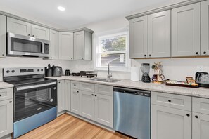 Mikrobølgeovn, ovn, kokeplater og oppvaskmaskin