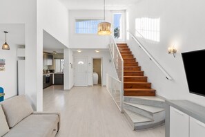 Una televisión, una chimenea