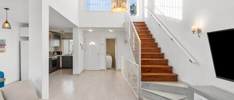 Een televisie en een open haard