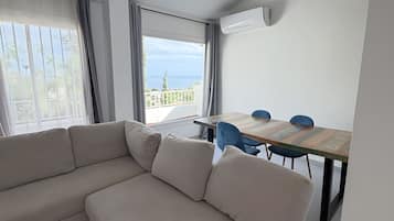 Een televisie en een open haard