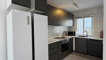 Een koelkast, een magnetron, een oven, een kookplaat