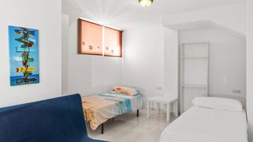 3 habitaciones, tabla de planchar con plancha, wifi y ropa de cama