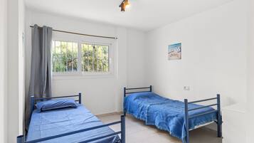 3 bedrooms, iron/ironing board, WiFi, bed sheets