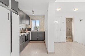 Frigorífic, microones, forn i placa de cuina 