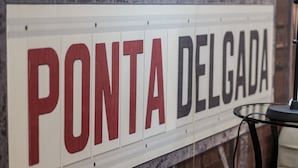 Un cartello con la scritta 'PONTA DELGADA'.