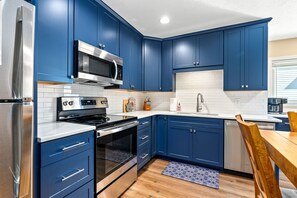 Refrigerador, microondas, horno y parrilla de estufa