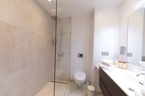 Dusch, hårtork och handdukar