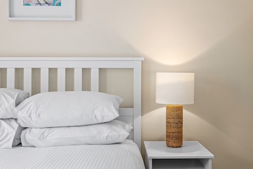 Albion Convenient Hideaway With Parking & Balcony