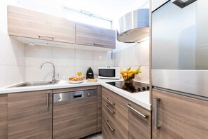 Fridge, microwave, oven, stovetop - One-bedroom Terrace 3C (Antibes)
