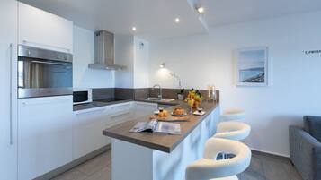 Een koelkast, een microgolfoven, een oven, een kookplaat