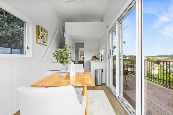 Apartment | Outdoor dining - Cute 1-bed Tiny House With Garden in Nature (Brisbane)