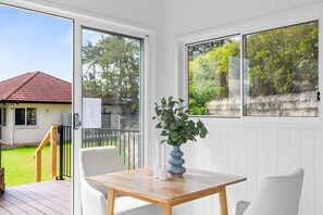 Apartment | Living room - Cute 1-bed Tiny House With Garden in Nature (Brisbane)
