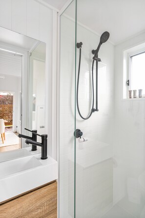 Apartment | Bathroom | Towels - Cute 1-bed Tiny House With Garden in Nature (Brisbane)