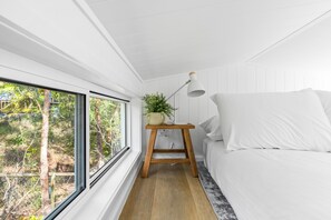 1 habitación y tabla de planchar con plancha