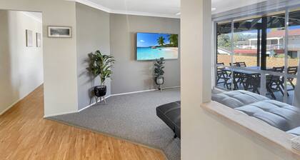 Our Haven: 4-bed Escape Near Beach & Mogo Trails