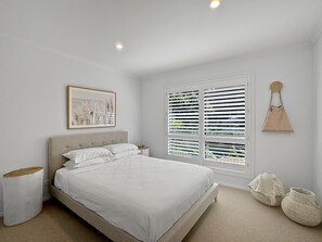 Apartment | 4 bedrooms, laptop workspace, iron/ironing board, bed sheets - Serene Luxury Retreat on Malua Bay (Malua Bay)
