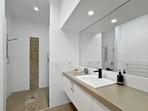 Apartment | Badezimmer | Badewanne, Haartrockner, Handtücher, Seife