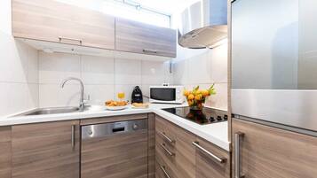 Een koelkast, een microgolfoven, een oven, een kookplaat