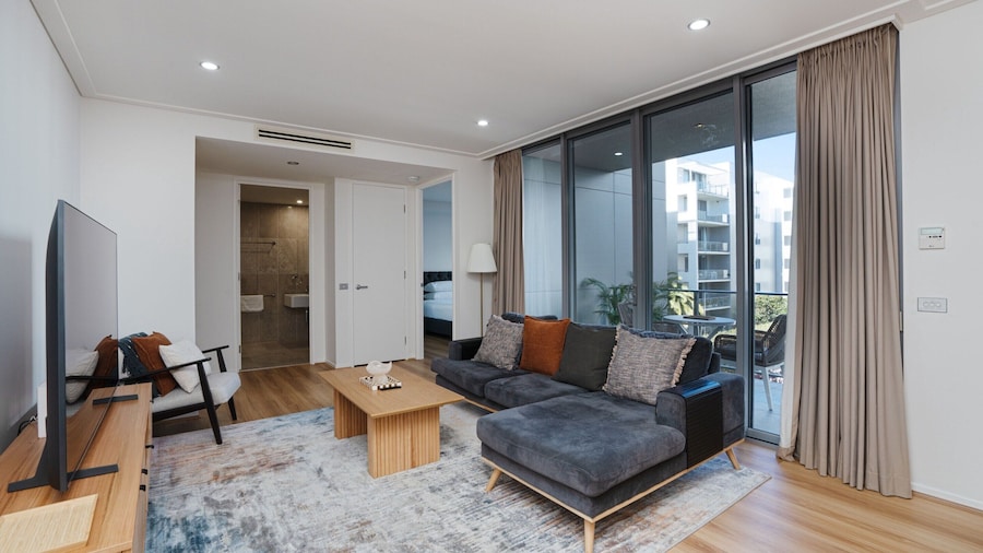 Modern 1-bed Unit With Pool Views and Balcony