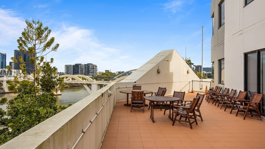 Central Brisbane Studio With Stunning River Views