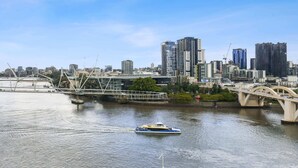 Eine Stadtansicht mit Fluss, Brücke und einem Boot.