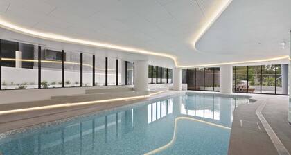 Light Filled Apartment by Albert Park Lake
