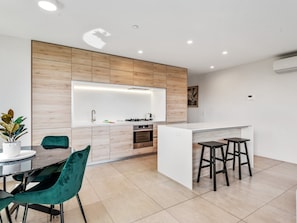 Apartment | Dining - Light Filled Apartment by Albert Park Lake (Melbourne)