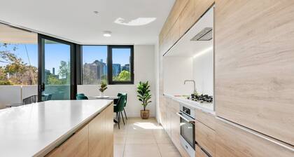 Light Filled Apartment by Albert Park Lake