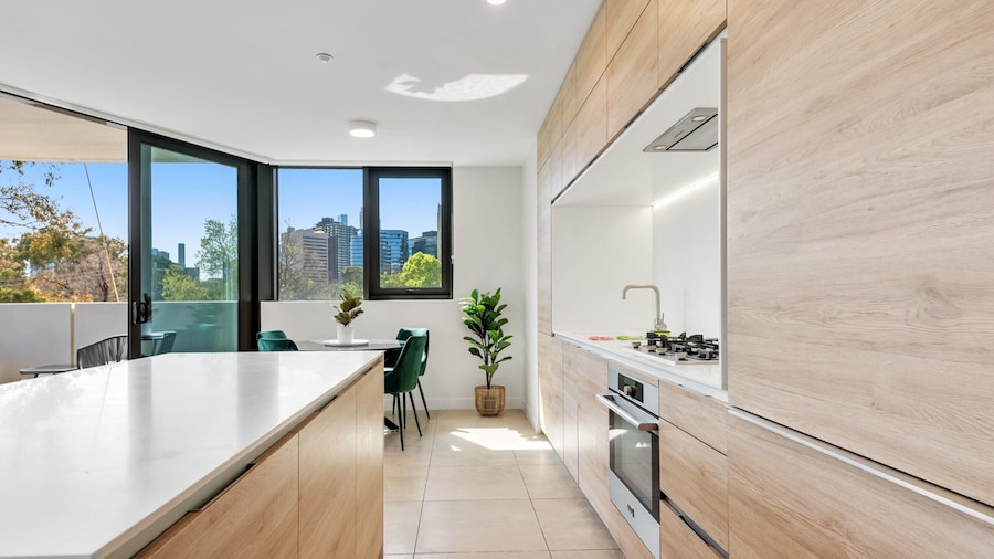 Light Filled Apartment by Albert Park Lake