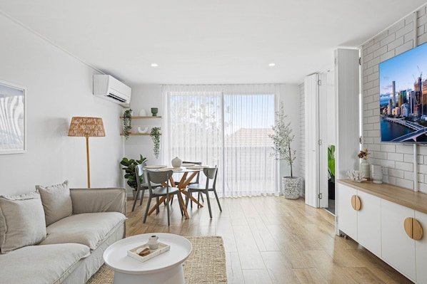 Living area - Spacious 1-bed in the Heart of Teneriffe (Brisbane)