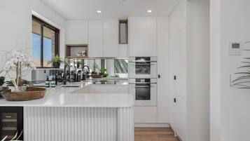 Căn hộ | Bếp riêng | Dụng cụ nấu nướng/bát dĩa/dao nĩa