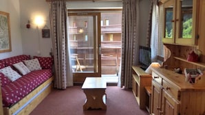 Living area - Apartment in Meribel With Ski-in/ski-out (Les Allues)