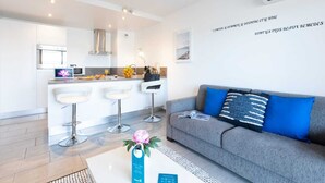 Unclassified image, 3 of 16, button - One-bedroom Terrace 5B (Antibes)