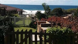 A coastal property with a view of the ocean, a wooden gate, and a fenced area with plants. - CASA DEL SOL 4 a Stroll to the beach (Margate)