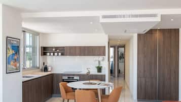 Réfrigérateur, four, plaque de cuisson, lave-vaisselle